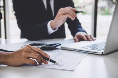 Bilgisayar, laptop, discussi ile çalışan iş ekibi meslektaşları