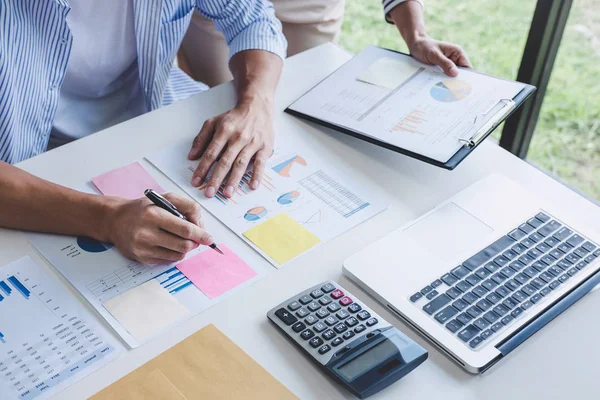 I colleghi del team aziendale si riuniscono per conferenze professionali — Foto Stock