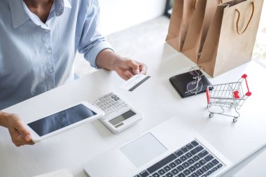 Kredi kartı kayıt güvenlik kodu ödemeleri online s kullanarak Kadın