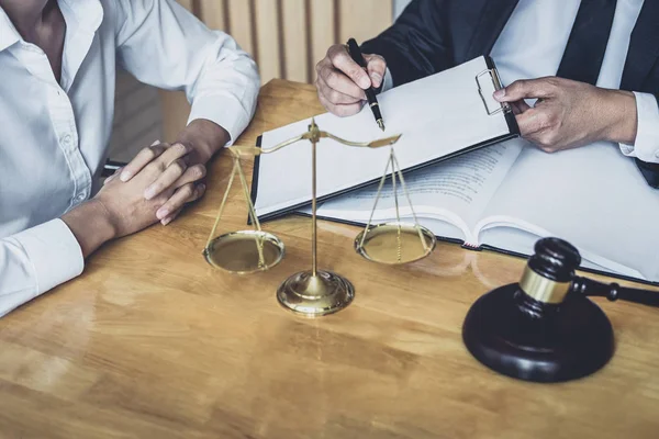 Advogado masculino ou Conselheiro que trabalha em tribunal têm reunião com — Fotografia de Stock