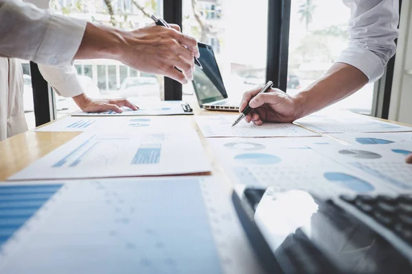 Zwei Geschäftspartner treffen sich zum Brainstorming des neuen Projektbusses — Stockfoto