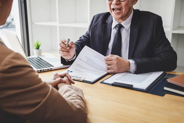 Interviewer or Board reading a resume during a job interview, Em — Stock Photo, Image