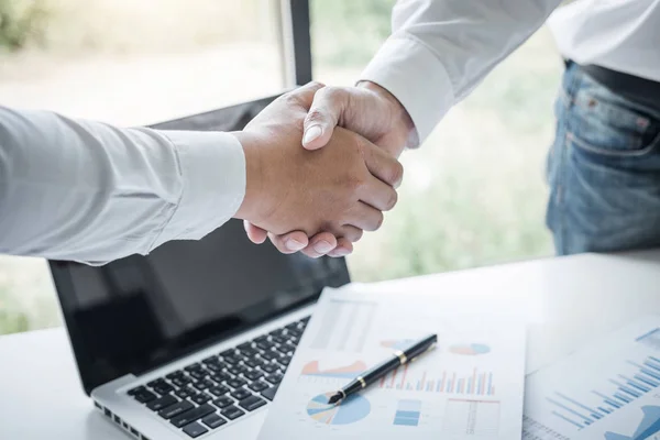 Finalizando una reunión, apretón de manos de negocios después de discutir bueno — Foto de Stock