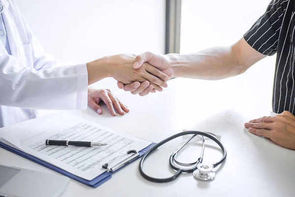 Ärztin im weißen Kittel schüttelt geduldig die Hand — Stockfoto