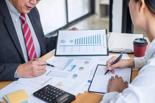 Reunión de socios de los colegas del equipo de negocios consulta y discusión — Foto de Stock