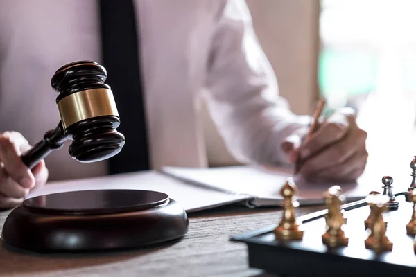 Laglig rättvisa, lag och råd koncept, professionella manliga advokater — Stockfoto