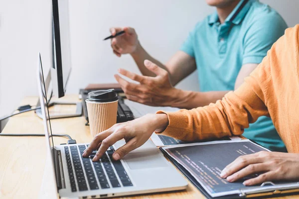 Dos programadores profesionales que cooperan y trabajan en el sitio web — Foto de Stock