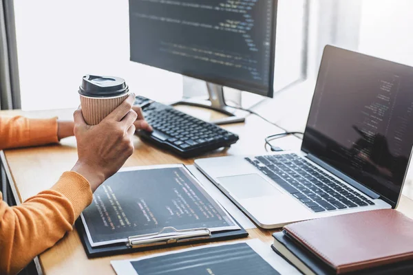 Jovem programador profissional trabalhando no desenvolvimento da programação — Fotografia de Stock