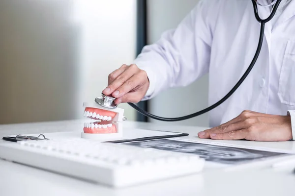 Mužského lékaře nebo zubaře, kontrola nemocí zubů v zubní modelu — Stock fotografie