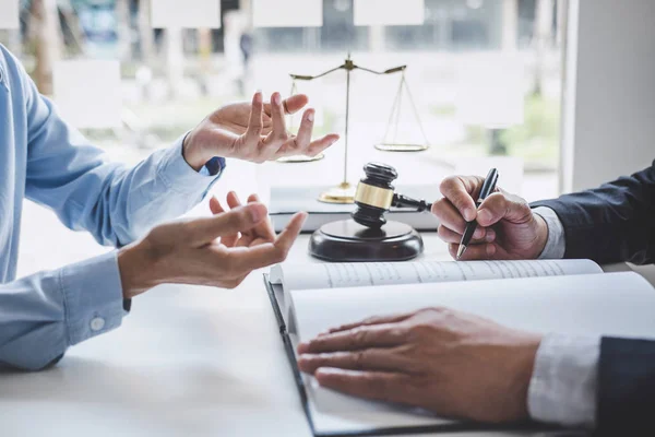 Beratung und Konferenz männlicher Rechtsanwälte und Berufsbus — Stockfoto