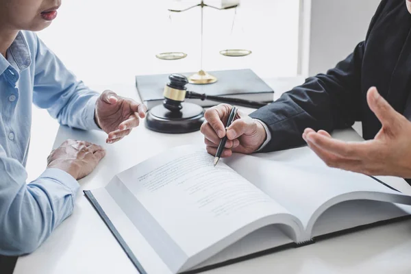 Consulta y conferencia de abogados masculinos y bus profesional —  Fotos de Stock