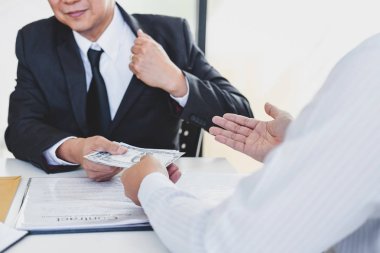 Rüşvet ve yolsuzluk kavramı, rüşvet dolarlık banknot şeklinde