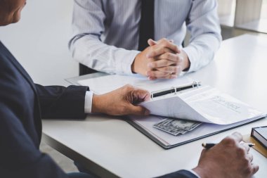Rüşvet ve yolsuzluk kavramı, rüşvet dolarlık banknot şeklinde