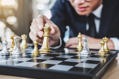 Suc için strateji planlamak için satranç oyun ulaşan iskambil iş adamı