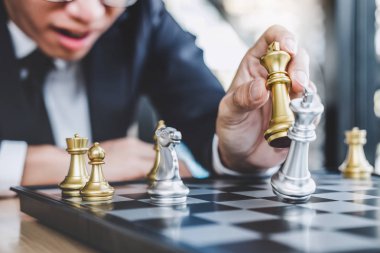 Suc için strateji planlamak için satranç oyun ulaşan iskambil iş adamı