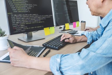 Üst düzey profesyonel programcı programlama geliştirmeyi çalışma