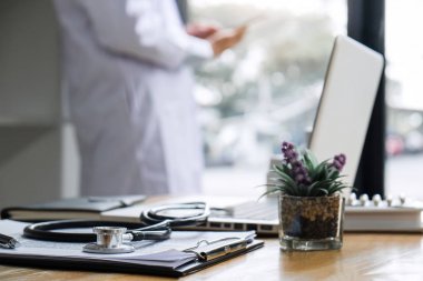 Yakın, stetoskop, bulanık bir doktor HIST hastanın kontrol