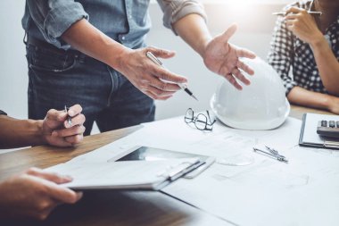 İnşaat ve yapı mühendisi veya mimar kavramı bir araya