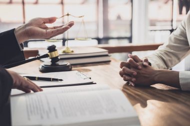 Takım toplantısı Businesswo ile erkek avukat ya da yargıç konsültasyon