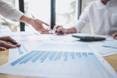 Yeni proje otobüsü beyin fırtınası için iki iş arkadaşı toplantı