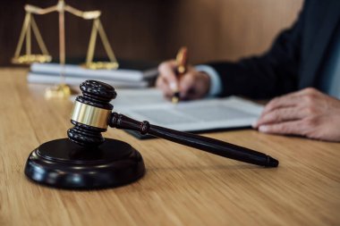 Ahşap masa ve avukat veya sözleşme ile çalışan yargıç tokmak