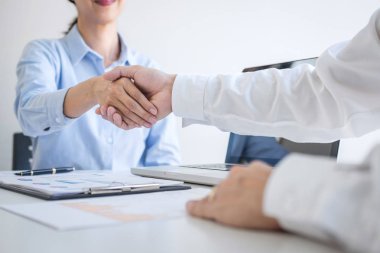 Bir toplantı, iş el sıkışma kadar iyi tartıştıktan sonra bitirme