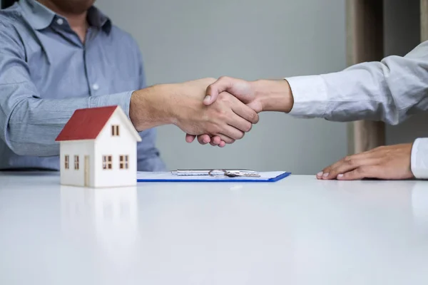 Real Estate Agent en klanten schudden handen samen celebrati — Stockfoto