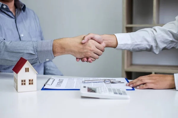 Real estate agent and customers shaking hands together celebrati — Stock Photo, Image