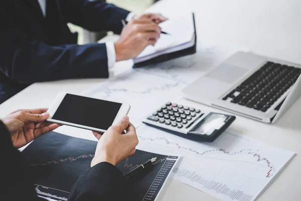 Bedrijfsinvesteringen team werken met computer en analyse grap — Stockfoto