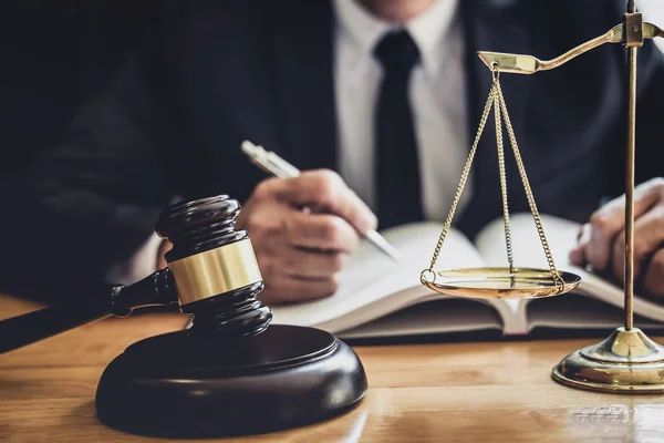 Profesyonel Erkek avukat veya hakim sözleşme kağıtları ile çalışan, 