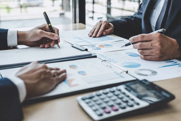 Dois executivos discutindo o sucesso do projeto de crescimento da empresa financia — Fotografia de Stock