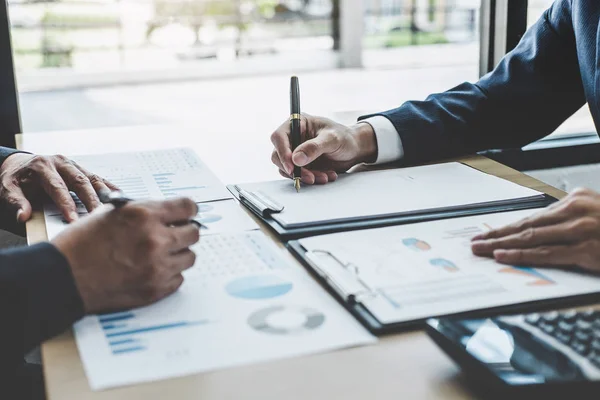 Reunión del gerente de finanzas sobre el éxito del proyecto de crecimiento de la empresa — Foto de Stock