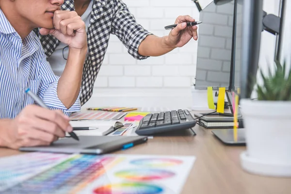 Equipo creativo joven que tiene una reunión en la oficina creativa, Archite — Foto de Stock