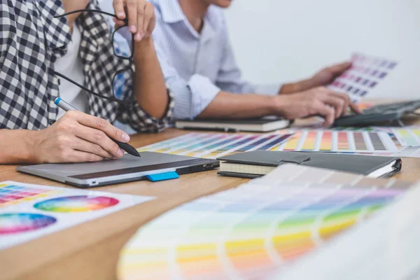 Equipo creativo joven que tiene una reunión en la oficina creativa, Archite — Foto de Stock