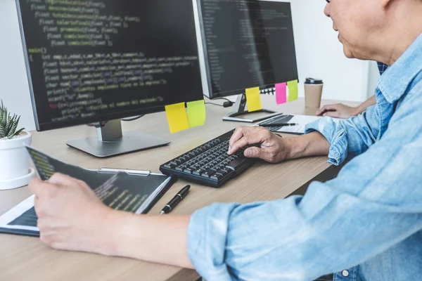 Programador profissional sênior trabalhando no desenvolvimento da programação — Fotografia de Stock