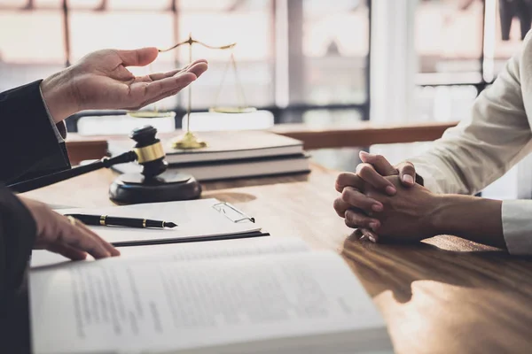 Advogado masculino ou juiz consultar tendo reunião de equipe com Businesswo — Fotografia de Stock