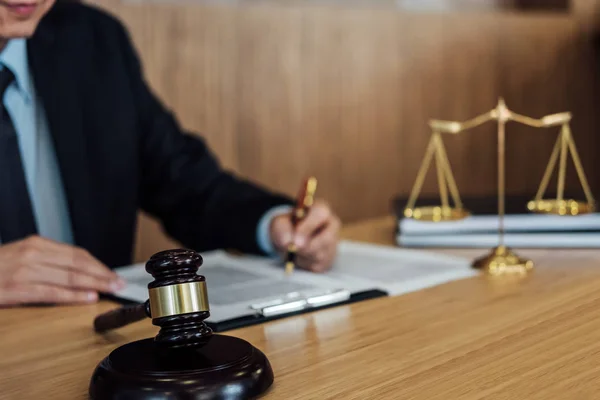 木製のテーブルと弁護士や裁判官の契約での作業の小槌 — ストック写真