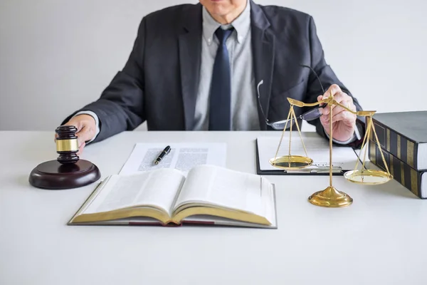 Richterhaken mit Justizwacheanwälten, Prozessberatern oder Rechtsanwälten — Stockfoto