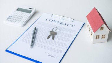 Ev modeli, hesap makinesi ve evin anahtarı Emlak contr üzerinde yalan