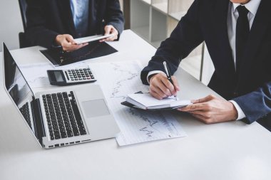 Bilgisayar, dizüstü bilgisayar, disk ile çalışan iş ekibi iki iş arkadaşı