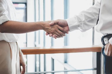 İş ekibi iki yönetici bir toplantıdan sonra el sıkışma ve co