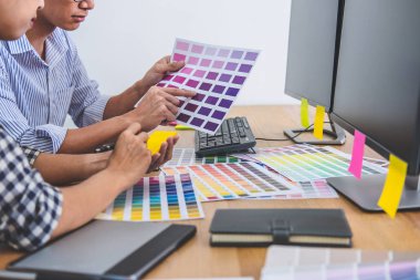 İki meslektaşları yaratıcı grafik tasarım üzerinde çalışmaya renk seçin