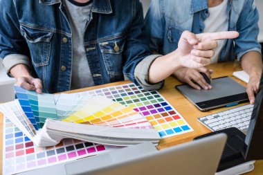 İki meslektaşları yaratıcı grafik tasarım üzerinde çalışmaya renk seçin