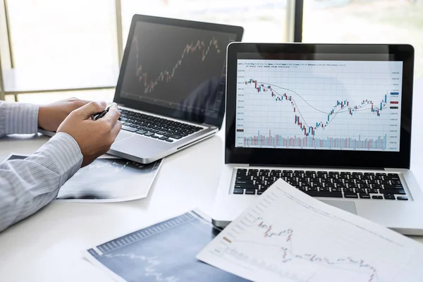 Business team twee collega's die werken met computer, laptop, disc — Stockfoto