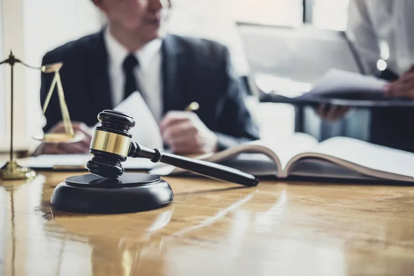 Abogado masculino o consejero que trabaja en la sala del tribunal se reúnen con — Foto de Stock