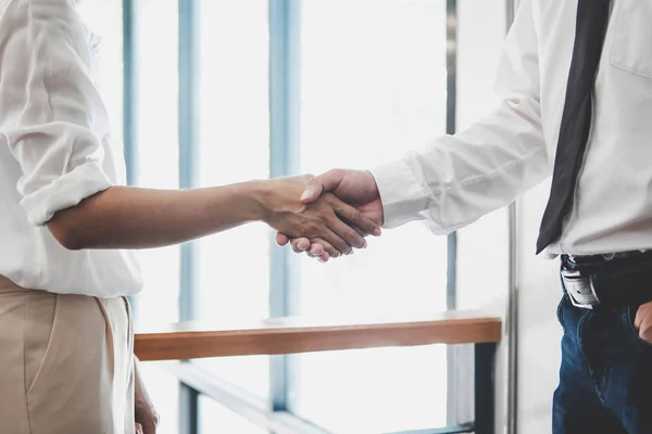 Equipo de negocios dos ejecutivos estrechando la mano después de una reunión y co — Foto de Stock