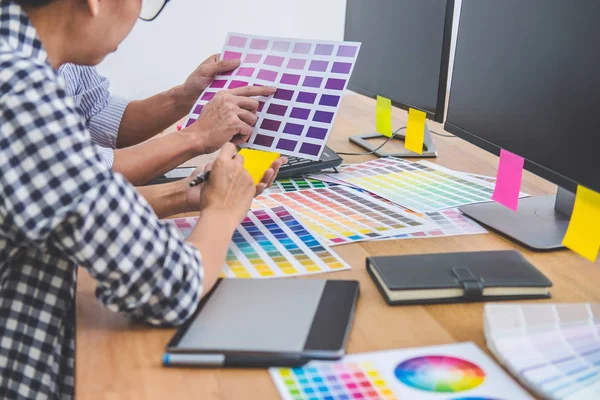 Equipo creativo joven que tiene una reunión en la oficina creativa, Archite — Foto de Stock