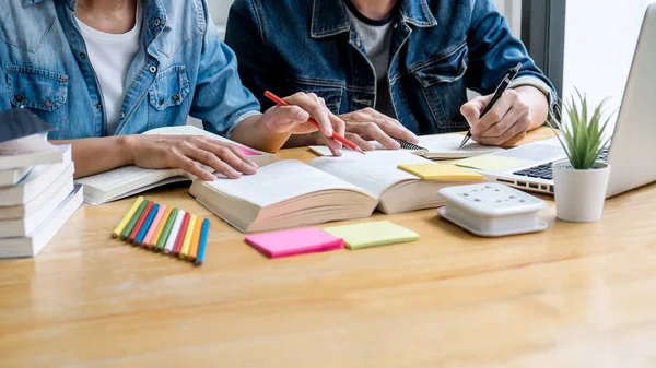 Onderwijs, onderwijs, leren, technologie en mensen concept. TW — Stockfoto