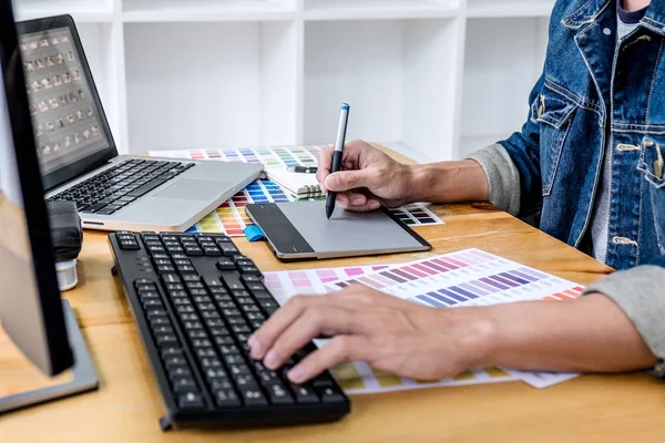 Bild eines männlichen kreativen Grafikdesigners, der an Farbselekten arbeitet — Stockfoto