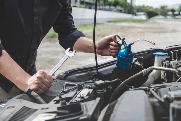 Services concept de machine de moteur de voiture, réparation de mécanicien automobile — Photo